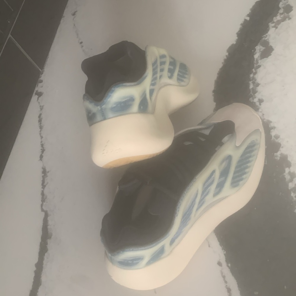 Yeezy - Picture 9 of 11